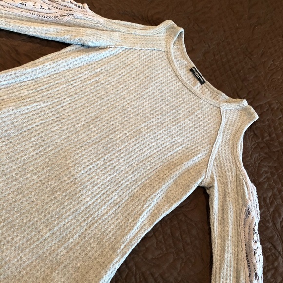 Adorable cold shoulder top - Picture 3 of 4